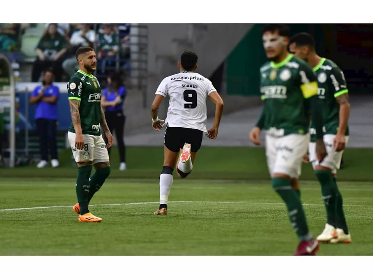 Em momentos distintos, Botafogo e Palmeiras fazem 'final antecipada' e podem mudar rumo do Brasileirão