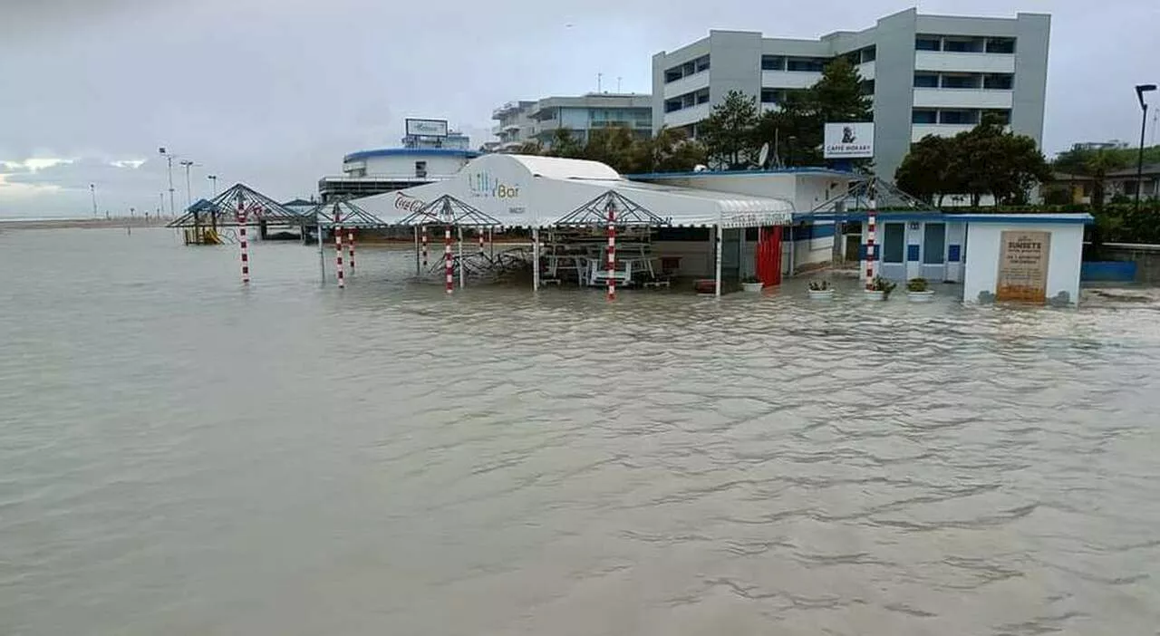 Maltempo, mareggiata cancella la spiaggia: sott'acqua i chioschi