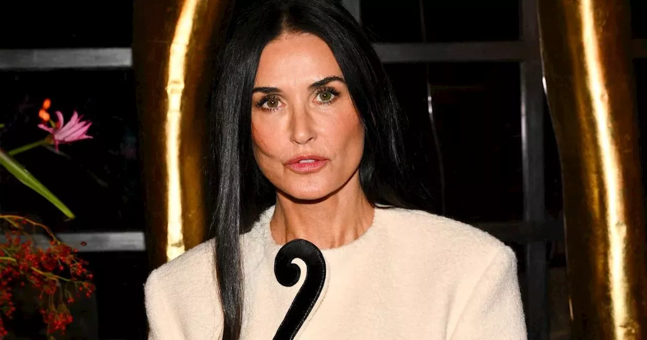 Cette photo de Demi Moore, 60 ans, cheveux d’ébène et abdos saillants ...