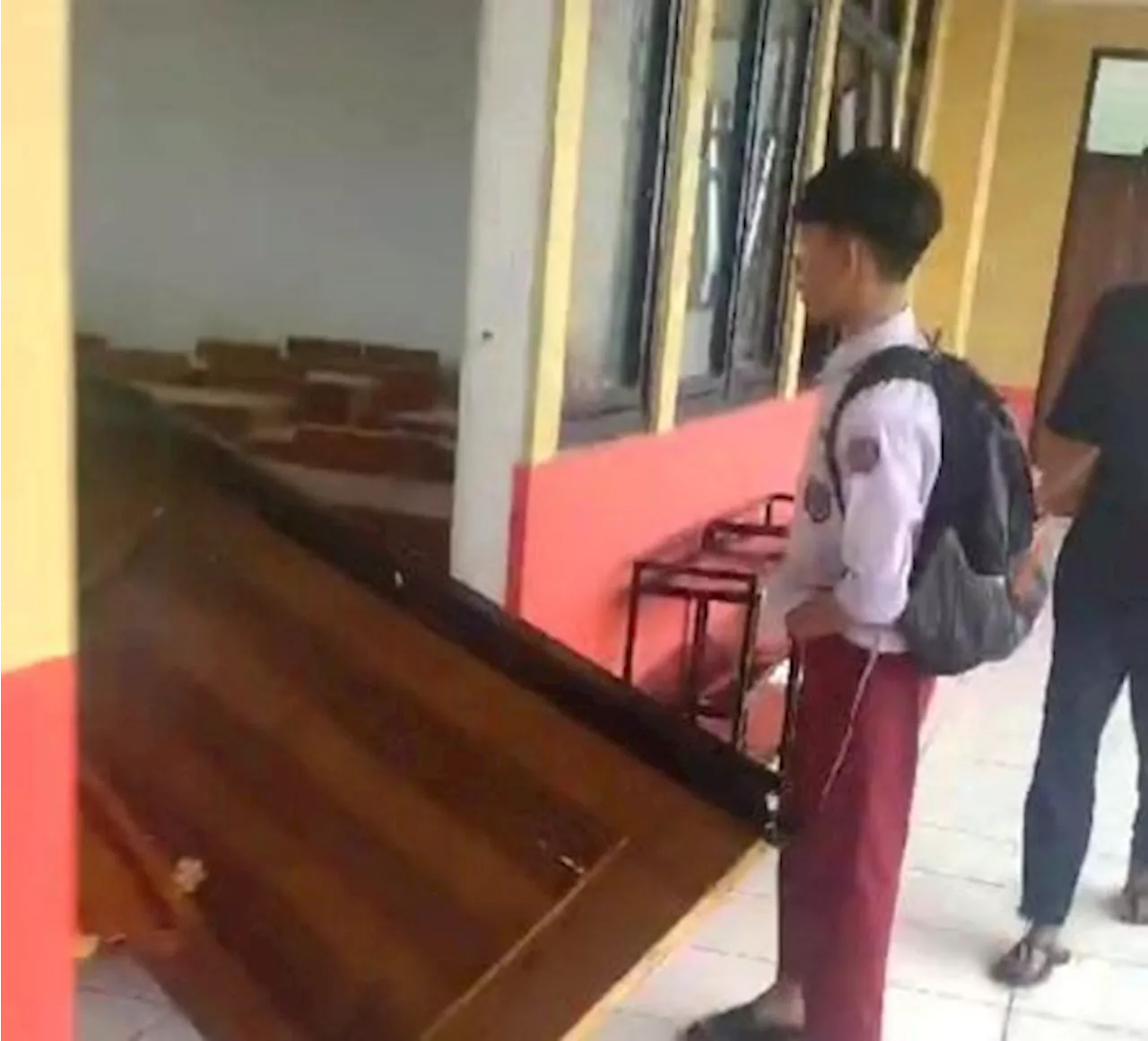 Angin Rusak Sekolah, Siswa SD di Cimahi Belajar Daring