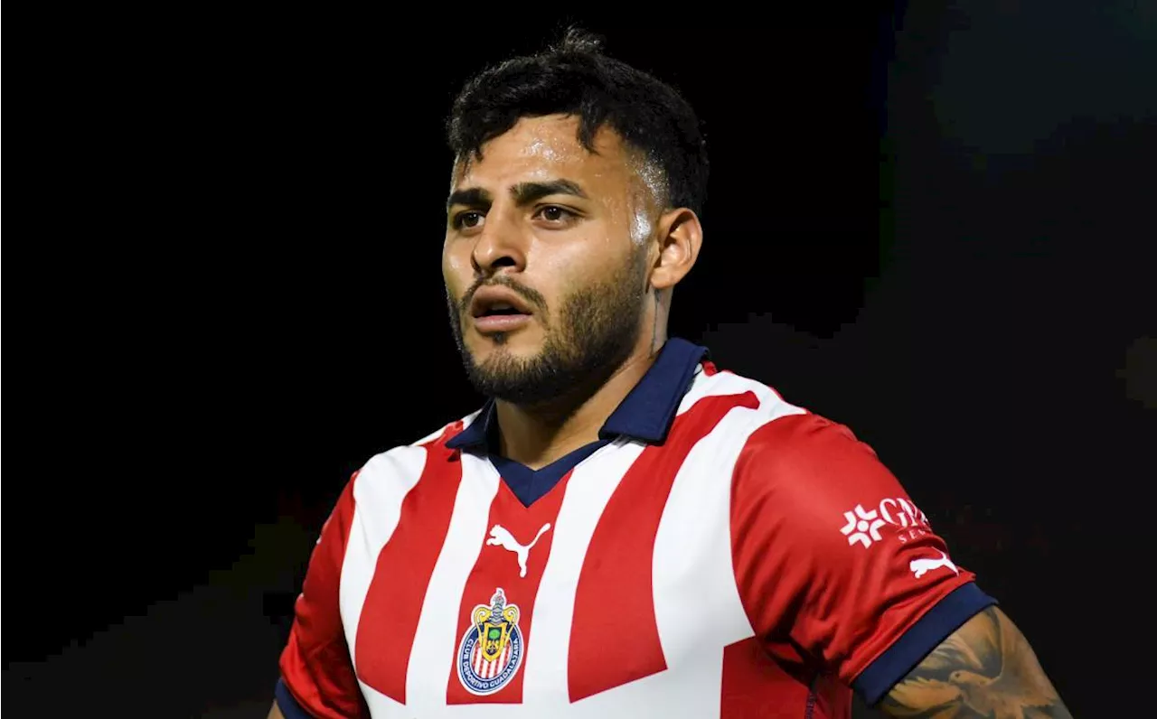 Alexis Vega muestra su 'flow' mientras sigue sin jugar con Chivas; aficionados lo 'revientan'