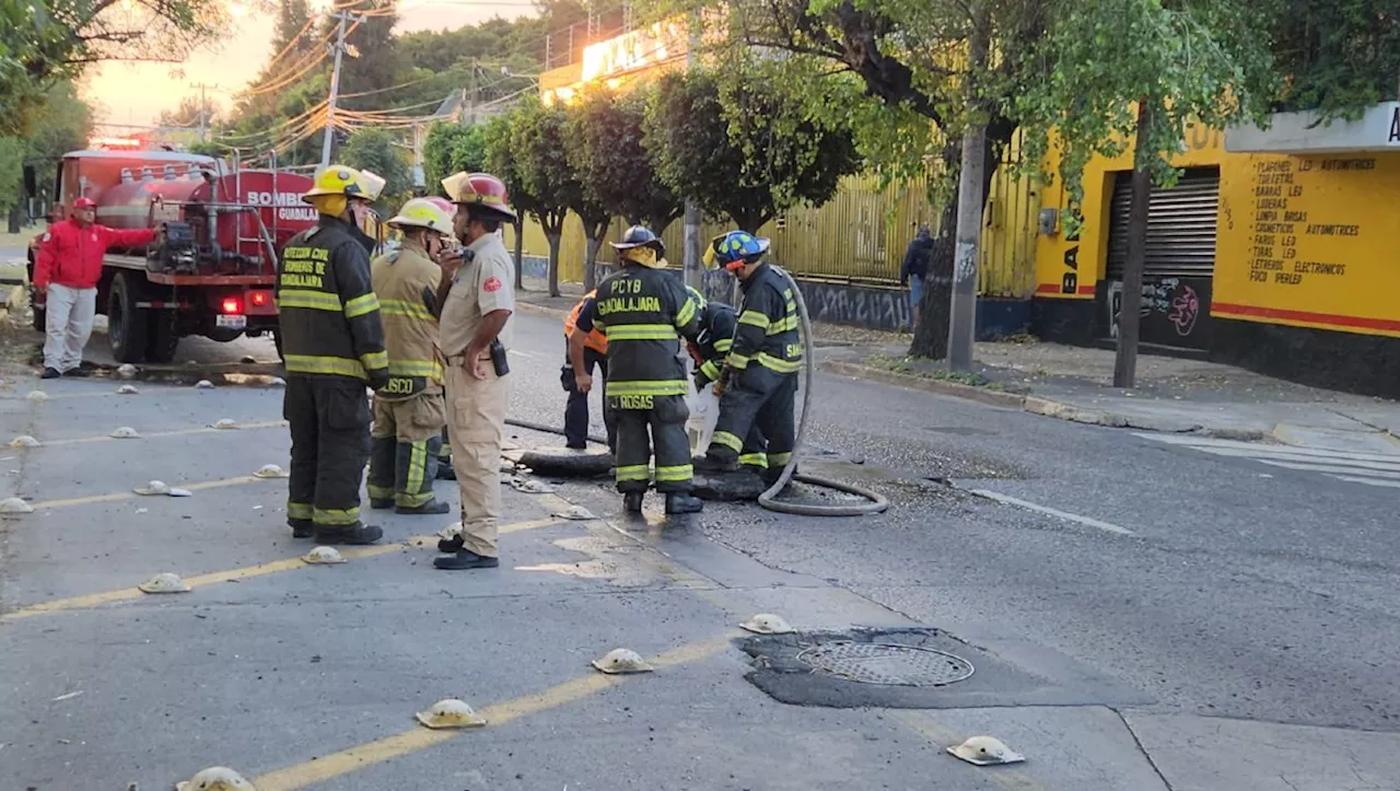 Bomberos intervienen ante olor a solventes en drenaje de Guadalajara