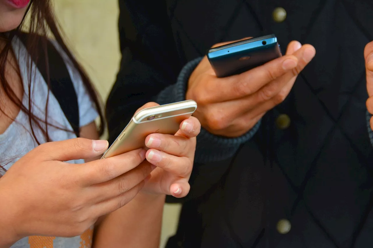 Prohíben los celulares en las escuelas de Florida; así reaccionan los alumnos