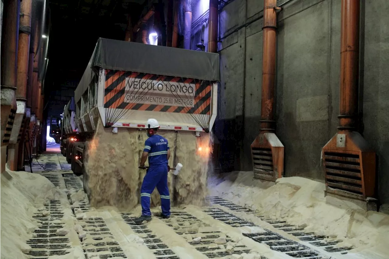 A world desperate for sugar sees it pile up in Brazilian ports