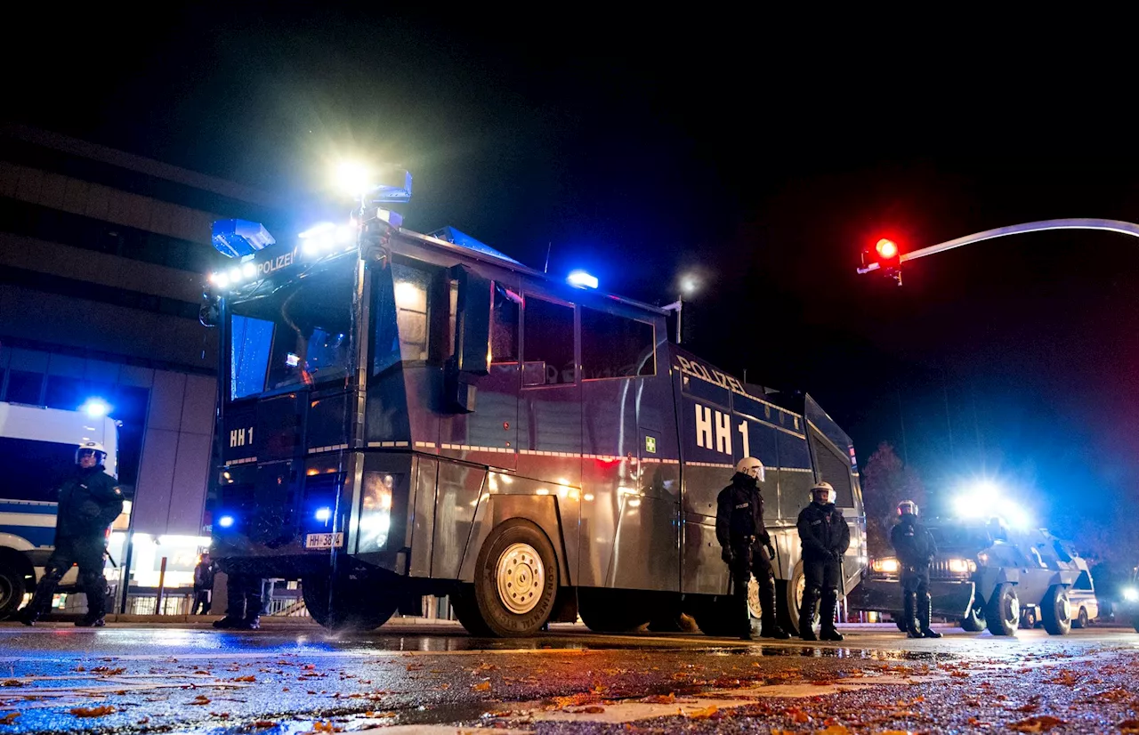 Halloween-Nacht teils mit Krawallen: Wasserwerfer in Hamburg