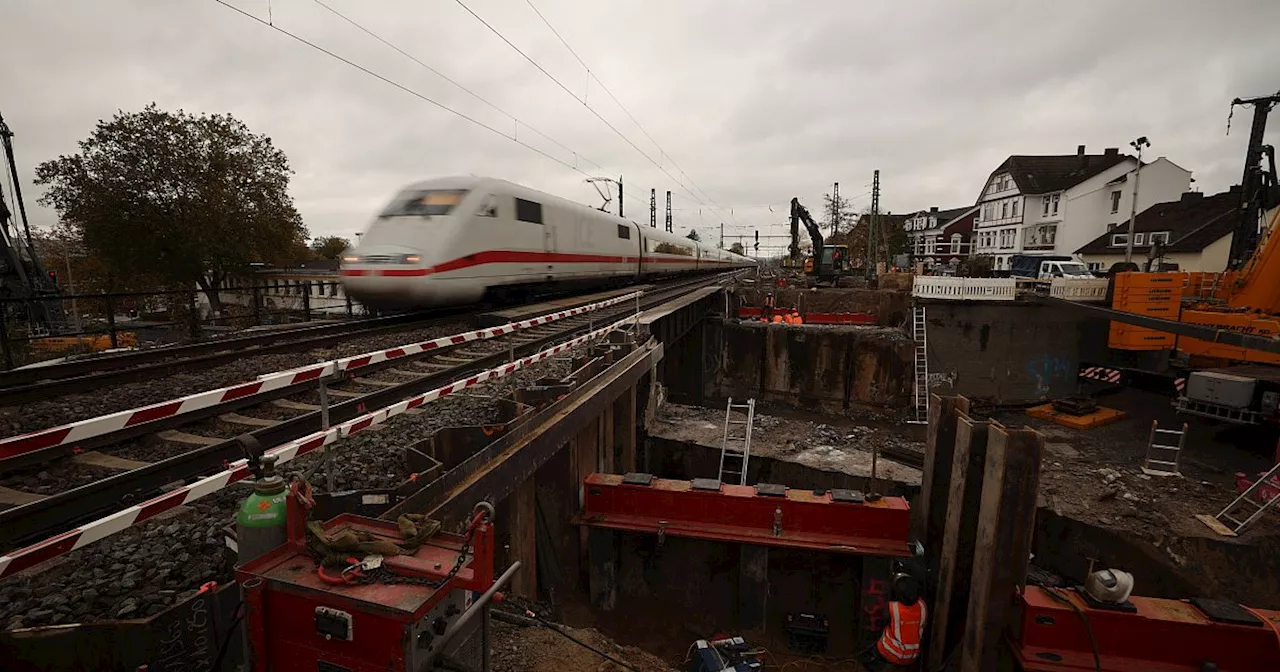 Erste Hilfskonstruktion für den Zugverkehr in der Brückenbaustelle in Bad Oeynhausen