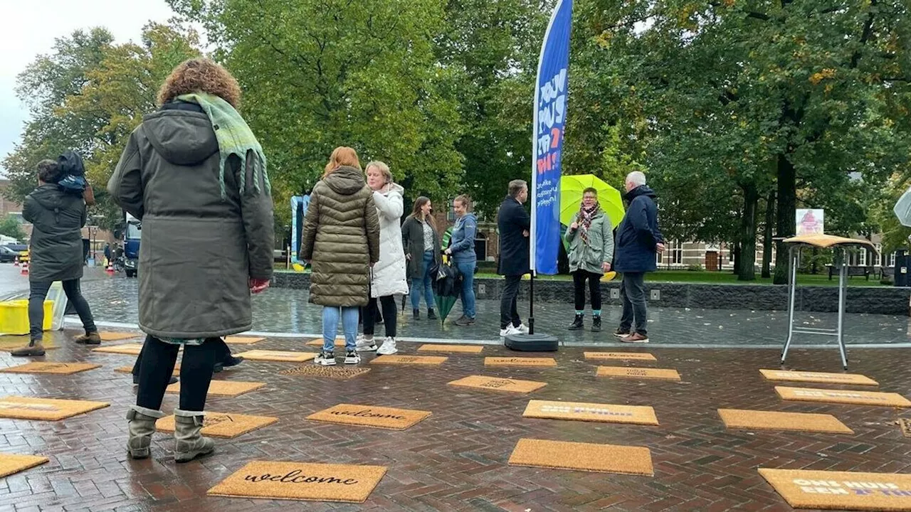 Pleegzorg Drenthe legt dertig deurmatten op de Brink in Assen