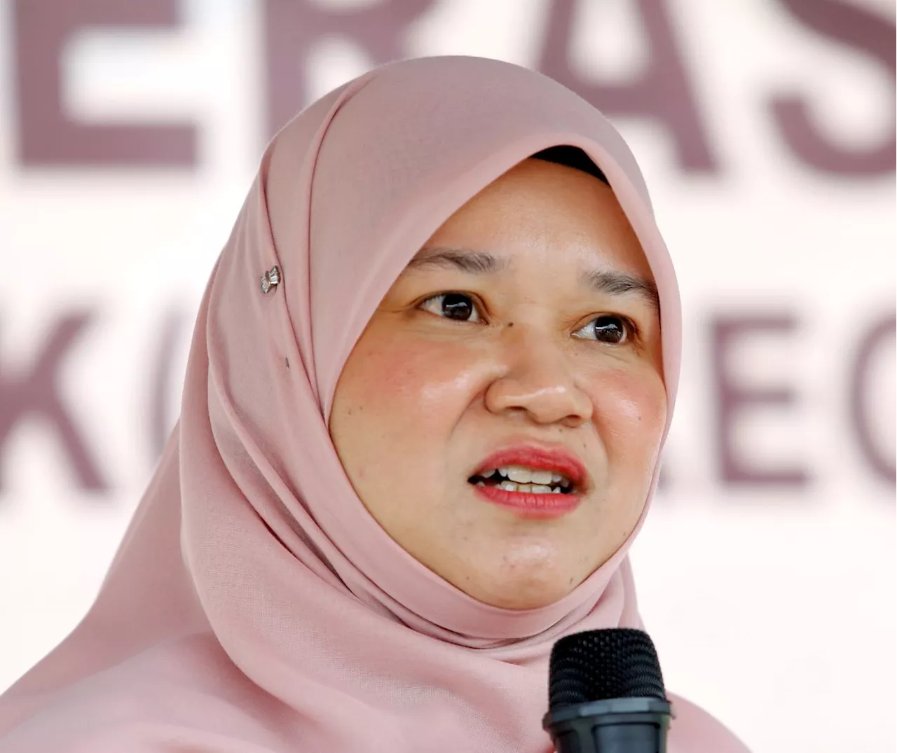 Fadhlina grilled over guidelines