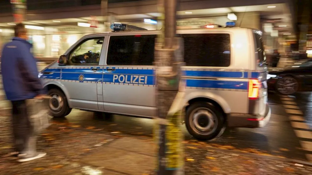 Brauchtum: Einige Böller- und Flaschenwürfe auf Polizei zu Halloween