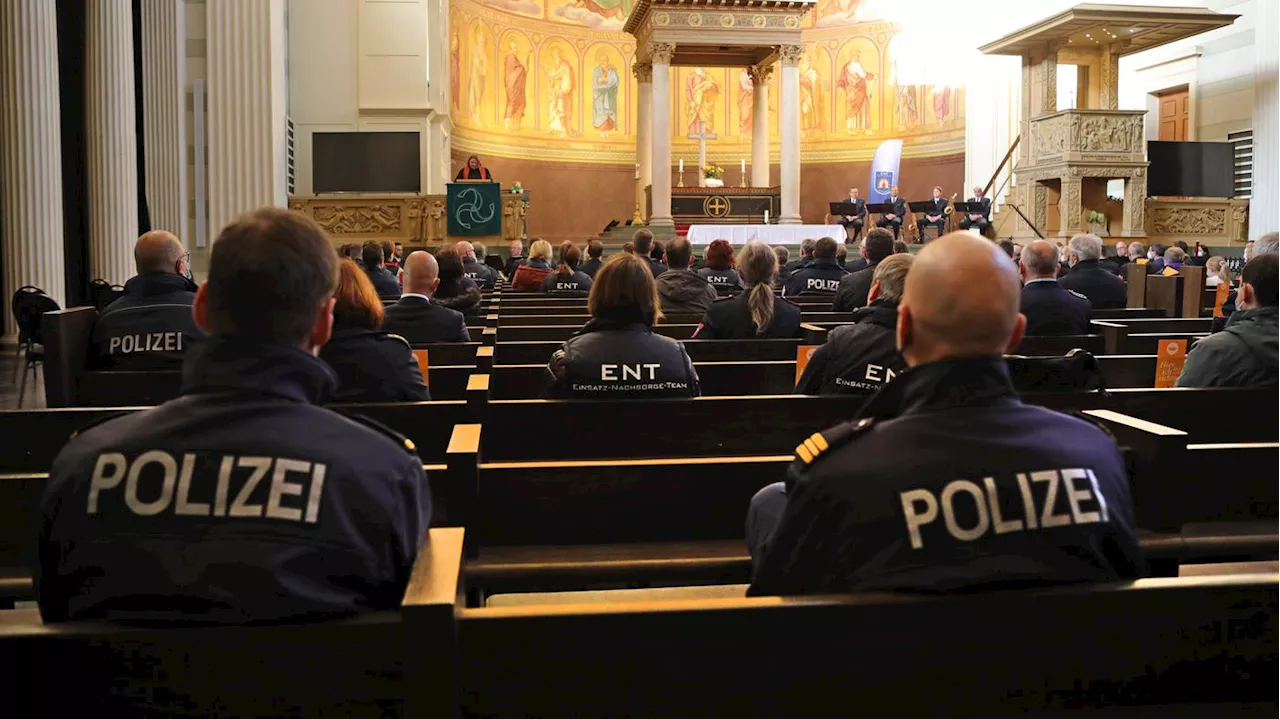 Potsdamer Blaulichtgottesdienst: Gedenken an verstorbene Einsatzkräfte in der Nikolaikirche