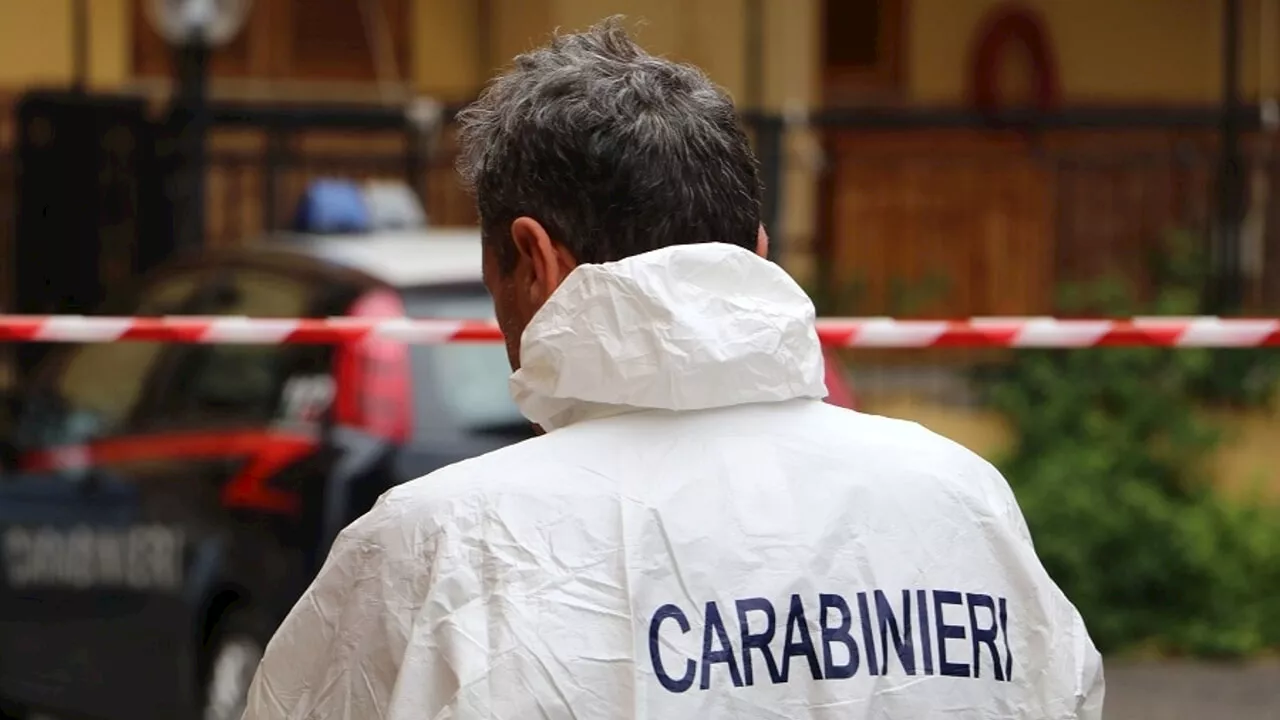 Donna trovata senza vita in un lago di sangue: il marito è irreperibile