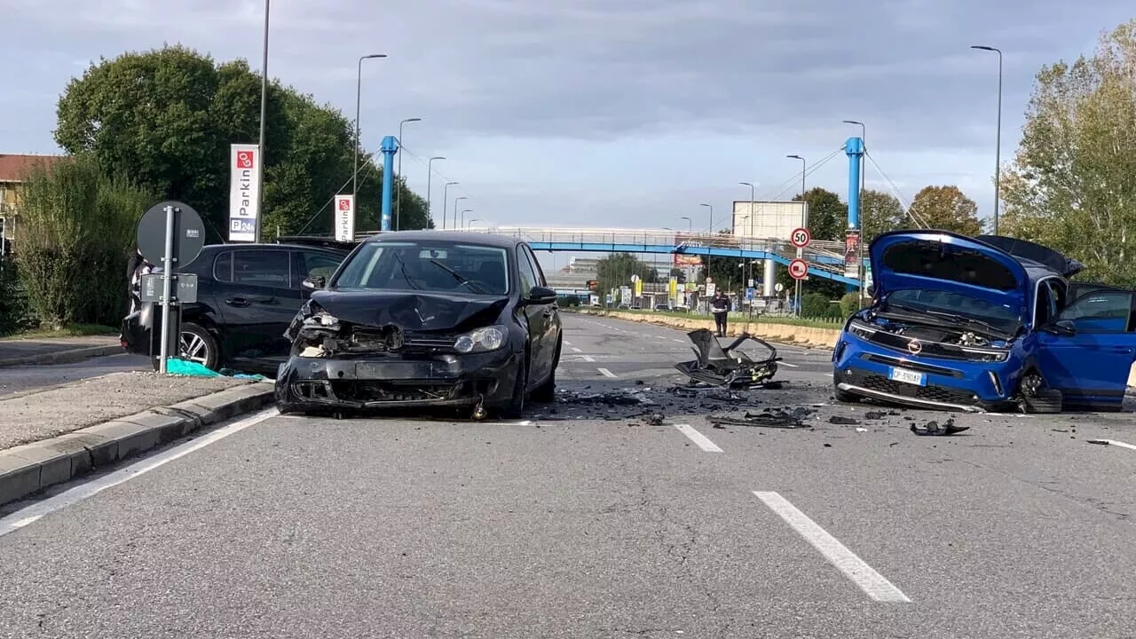 Schianto terribile tra tre auto: due morti e 10 feriti