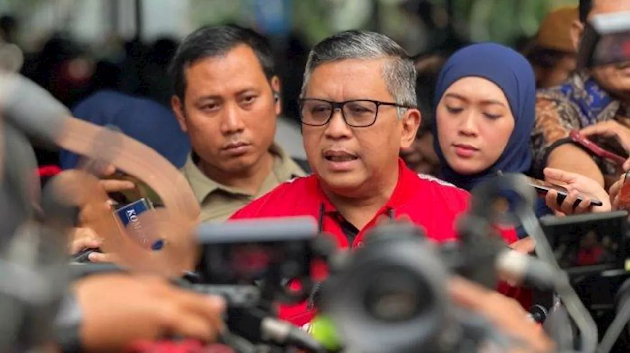 Baliho Ganjar-Mahfud Diturunkan, Hasto PDIP Singgung Baliho Prabowo-Gibran di Sumatera Barat