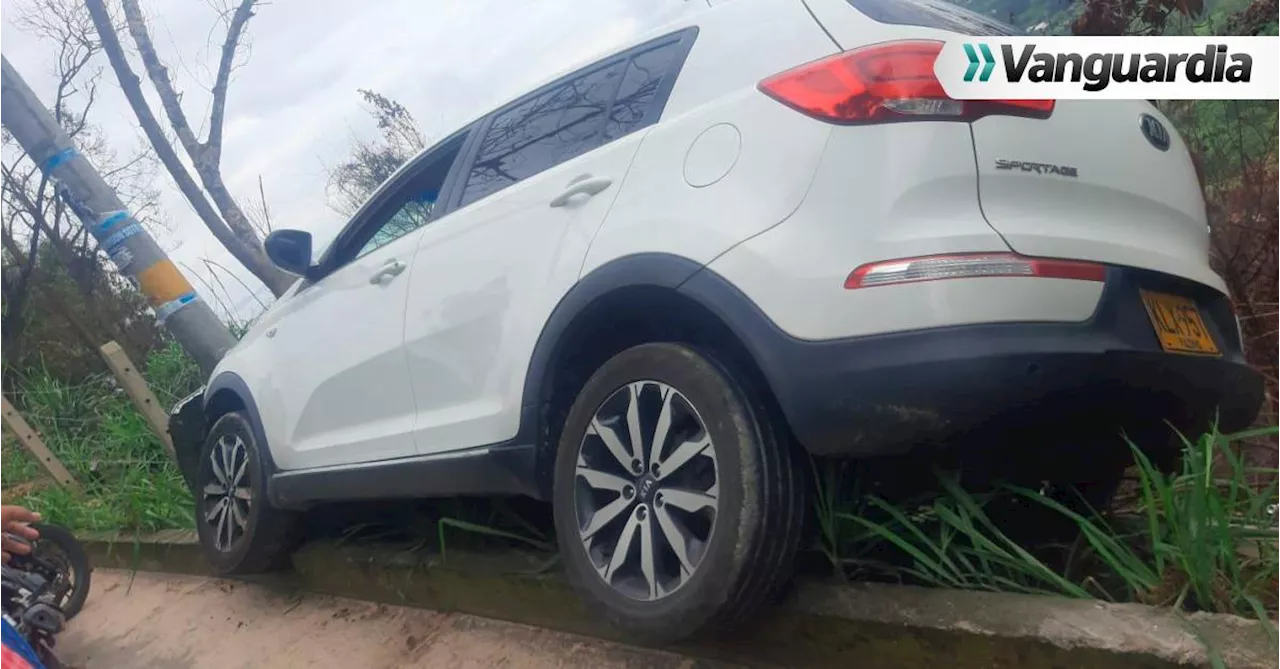 Impresionante: Camioneta estuvo a punto de irse a un abismo en la vía a Ruitoque, Floridablanca