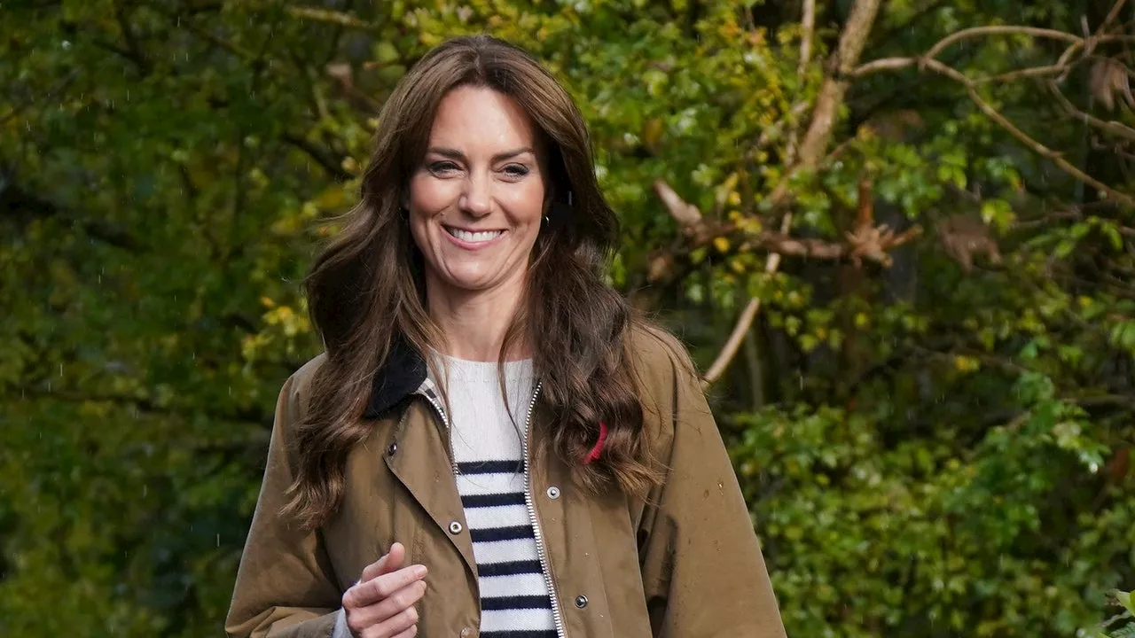 Kate Middleton Styles Her Skinny Jeans and Chelsea Boots in a Quintessentially British Fashion