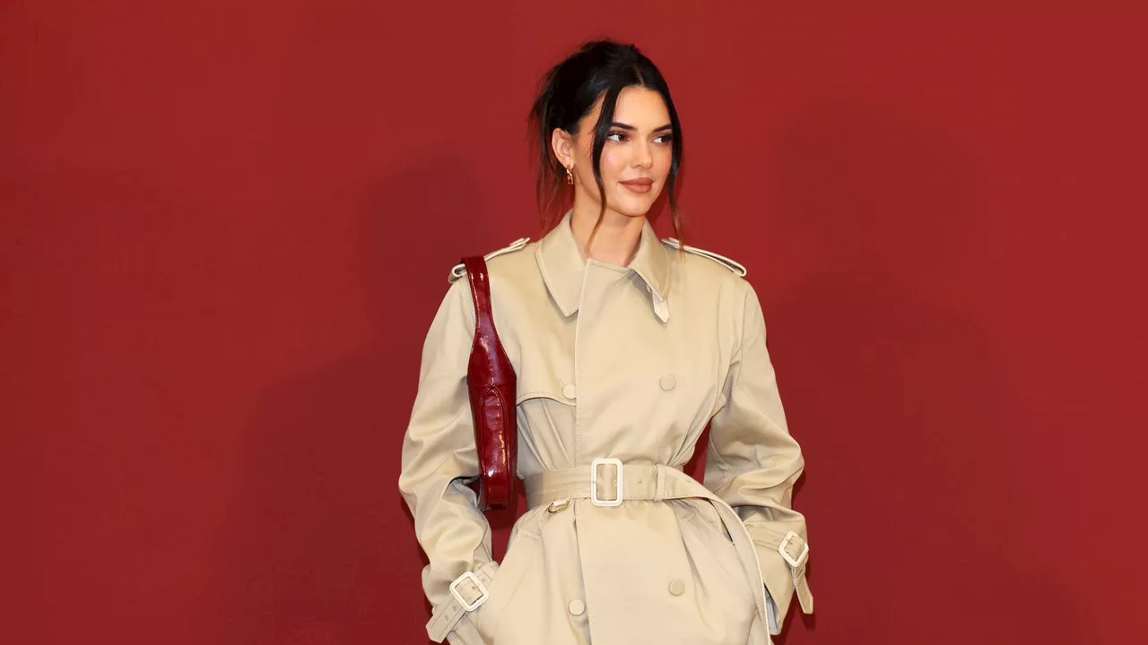 Cómo llevar jeans rectos con tenis como Kendall Jenner en otoño 2023