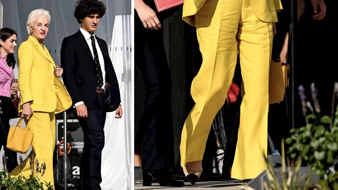 Carolina Herrera mostró cómo llevar un traje amarillo con zapatos pumps