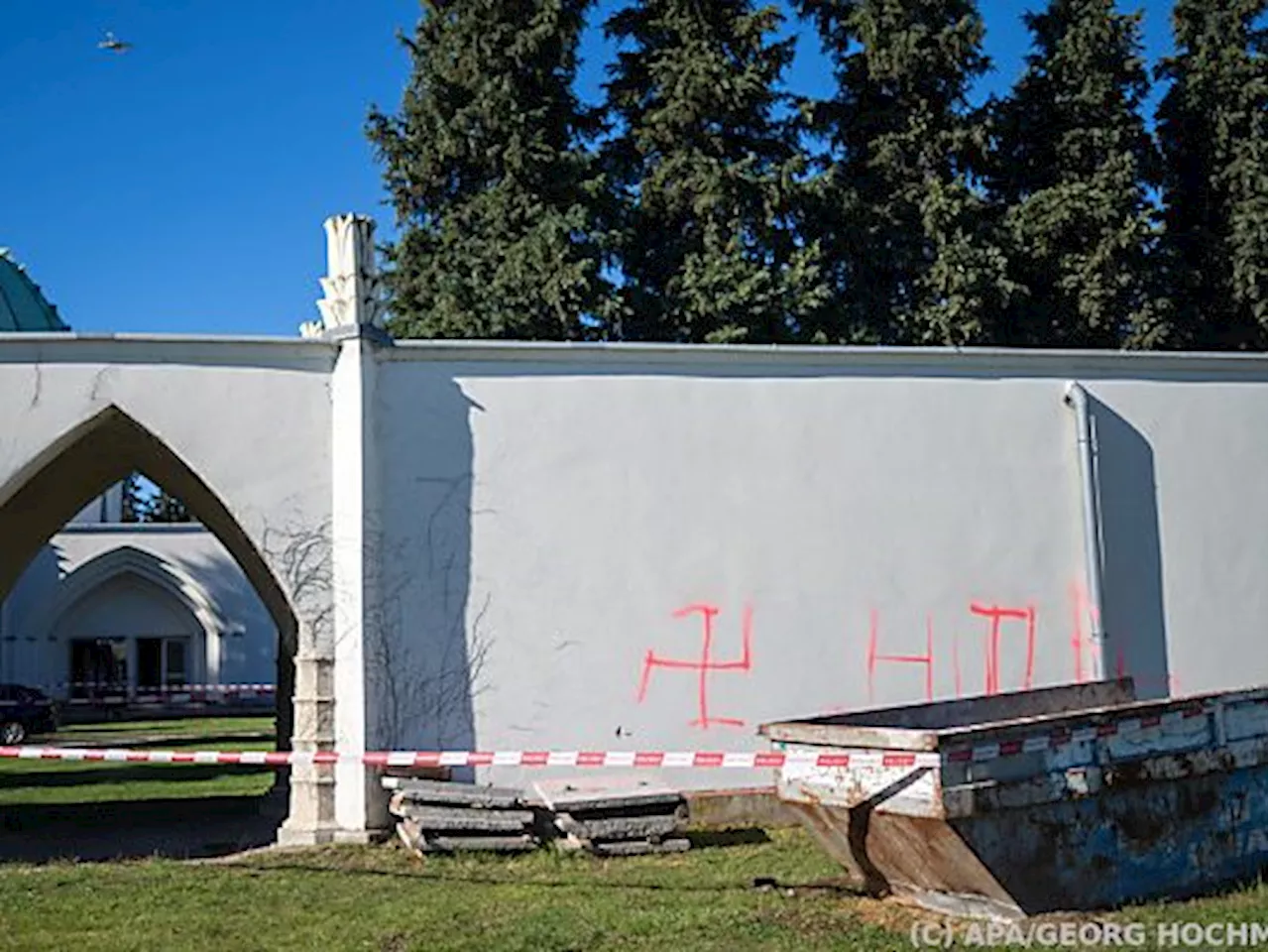 Feuer am jüdischen Teil des Zentralfriedhofs gelegt