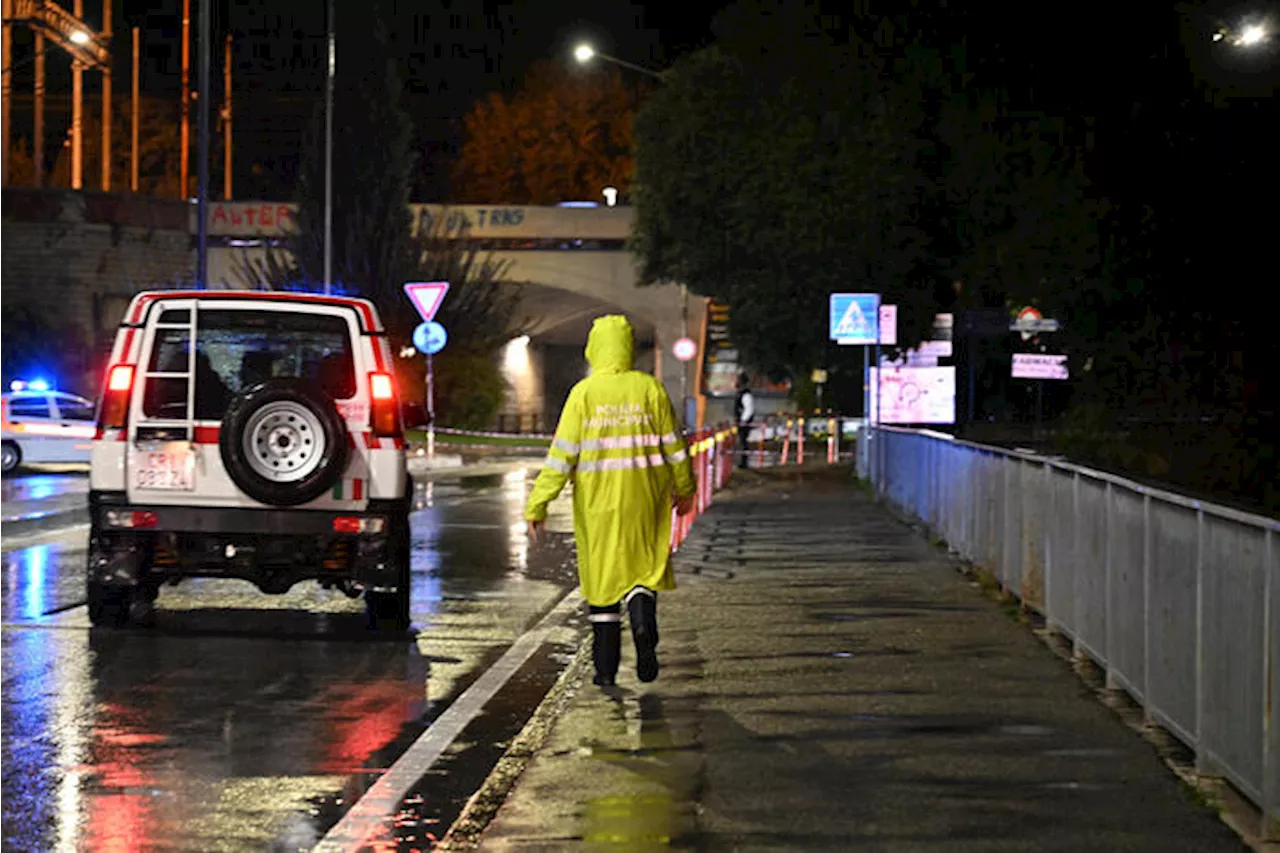 Il torrente Bagnolo esonda a Prato: evacuazioni in corso