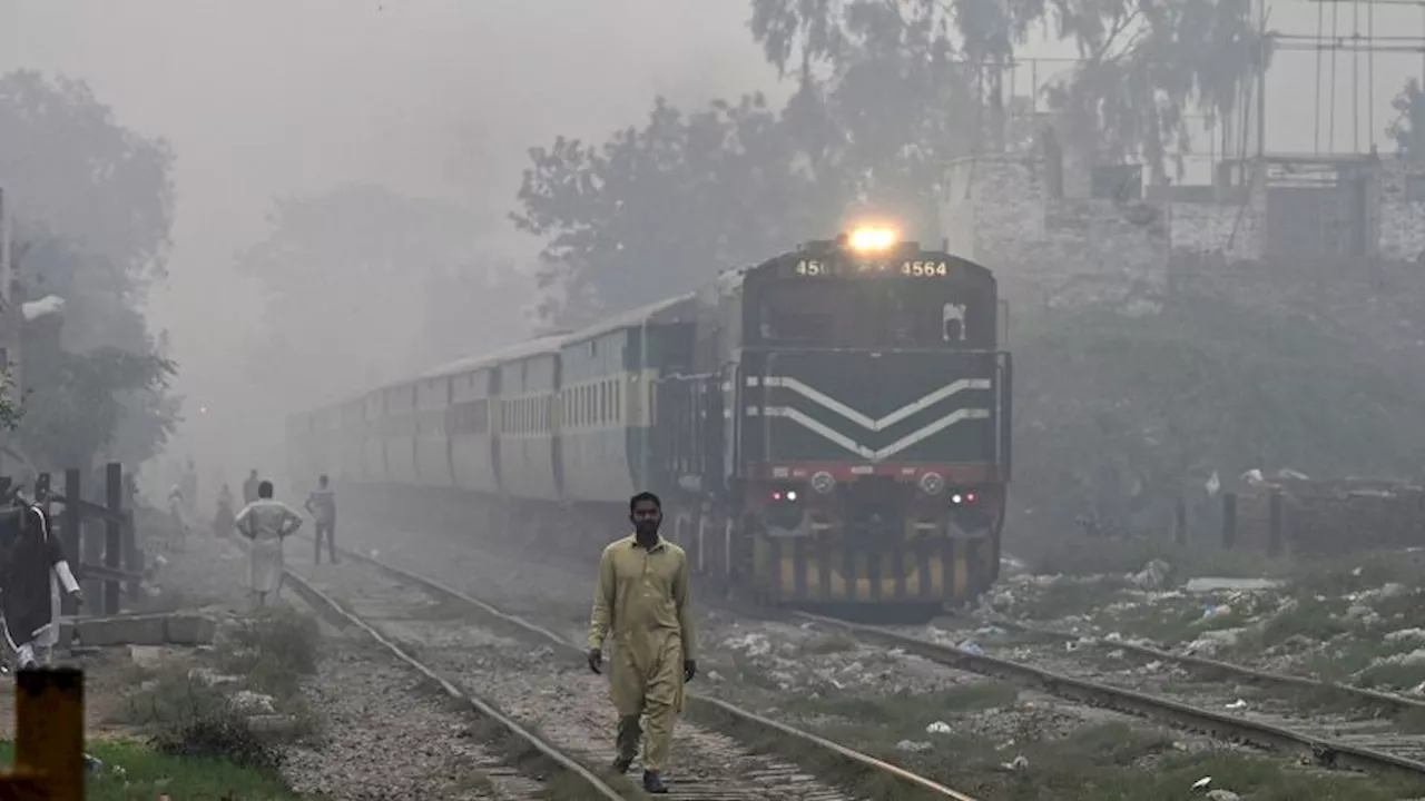 Lahore Shuts Down as Pollution Chokes South Asia