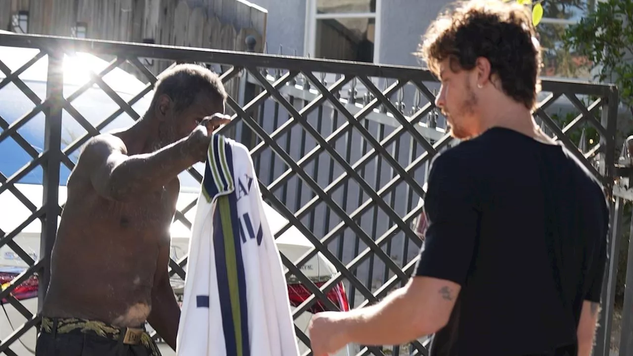 Shawn Mendes Helps Homeless Man in West Hollywood