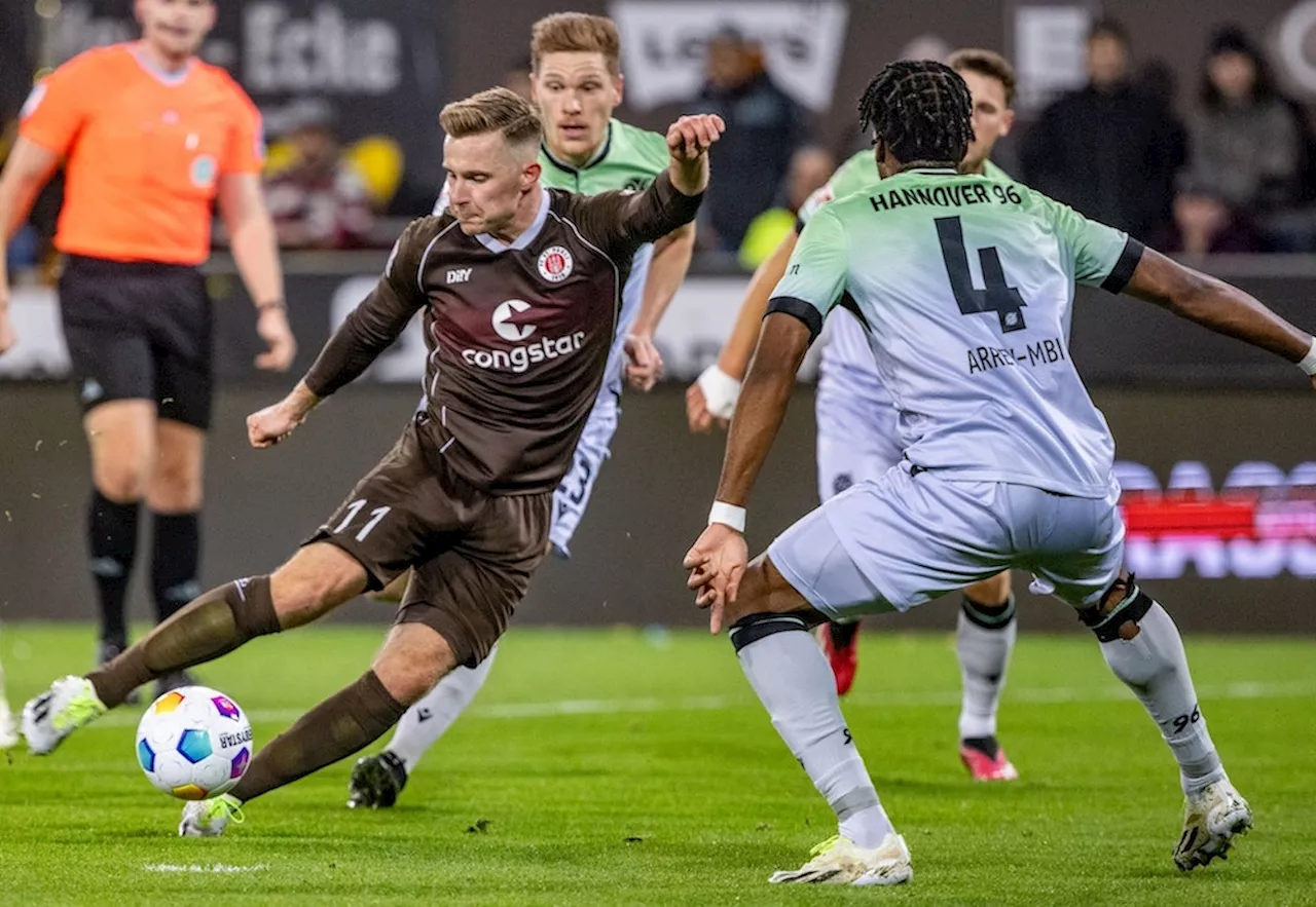 Krawalle auf der Tribüne: FC St. Pauli hält Hannover 96 auf Distanz