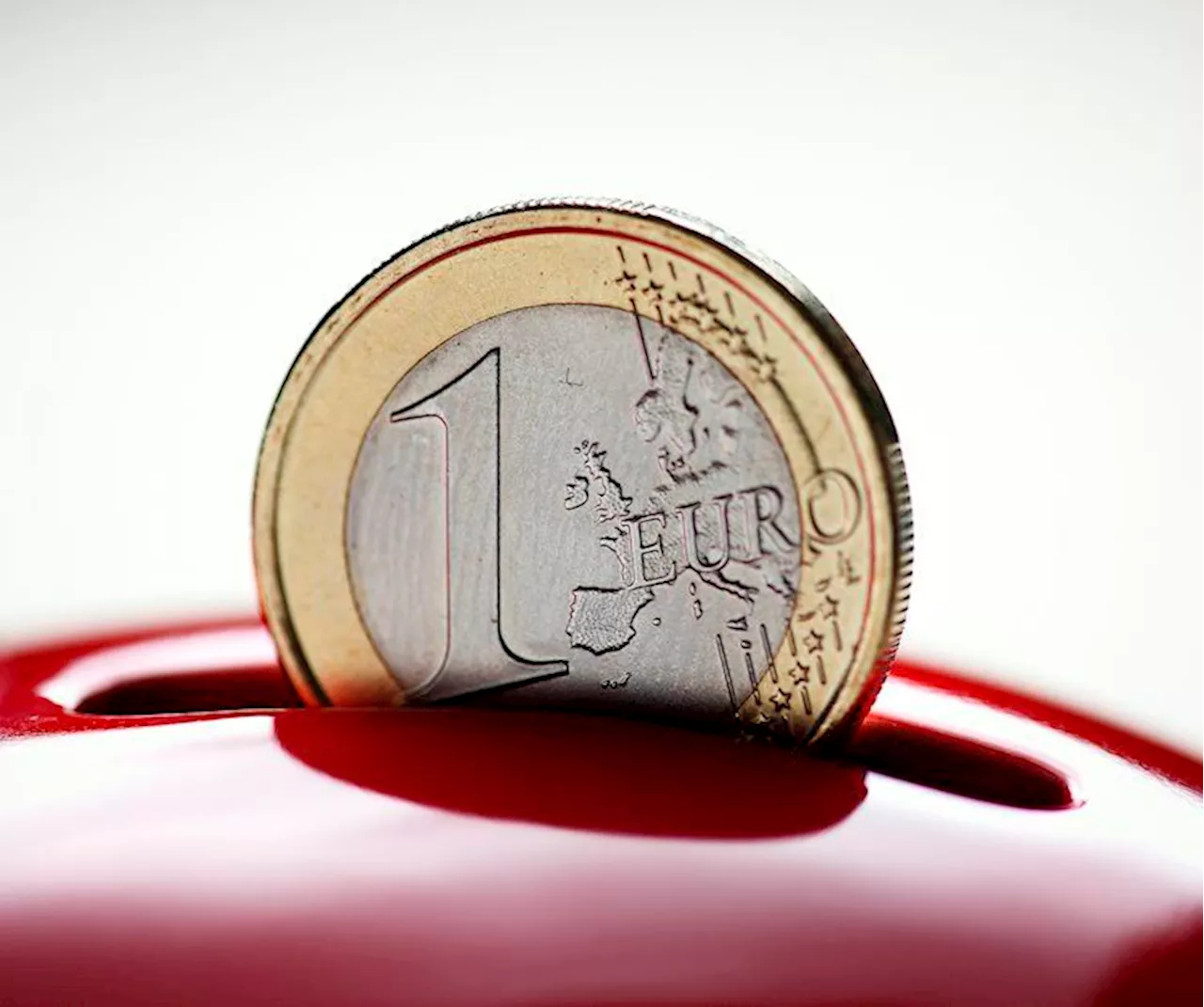 EUR/USD Struggles Near Lower End of Weekly Range Amid Stronger US Dollar