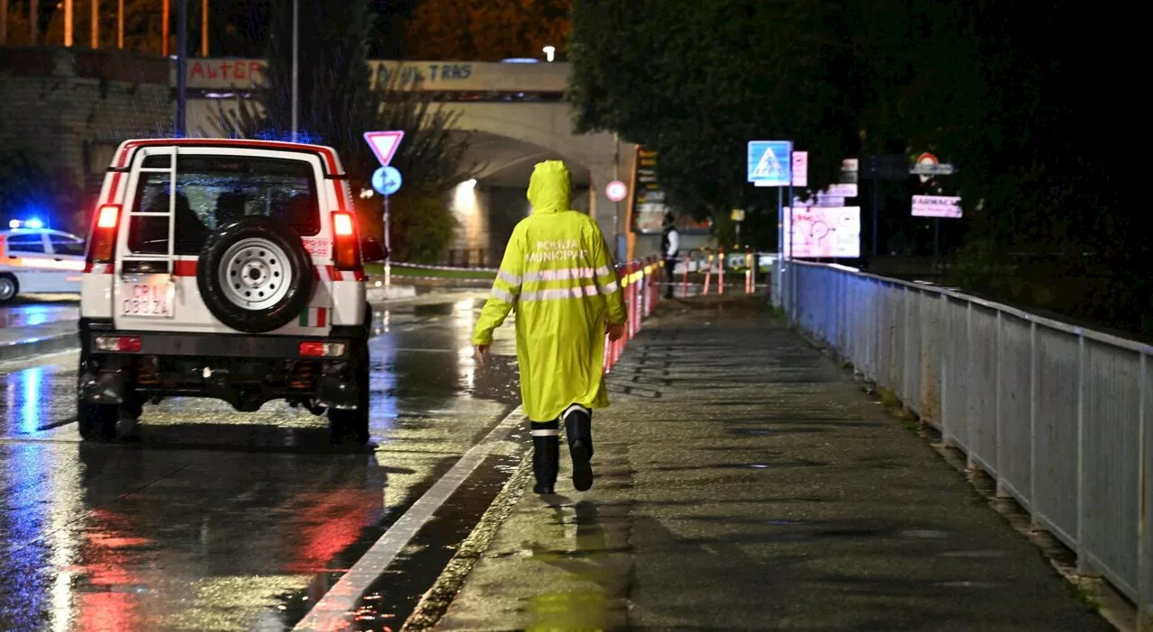 Maltempo in Toscana, a Prato esonda il torrente Bagnolo: rotto argine appena rifatto, evacuati gli abitanti de