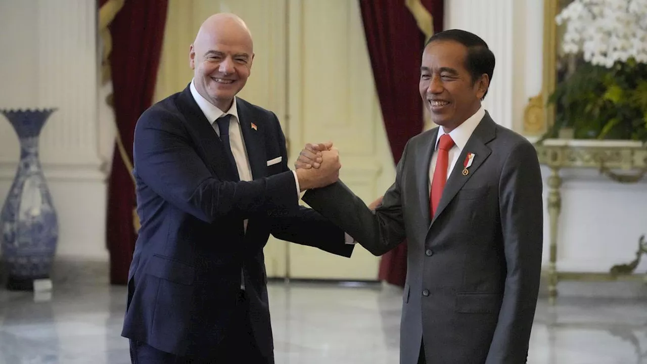 Presiden Jokowi Anugerahkan Tanda Kehormatan Bintang Jasa kepada Presiden FIFA Gianni Infantino