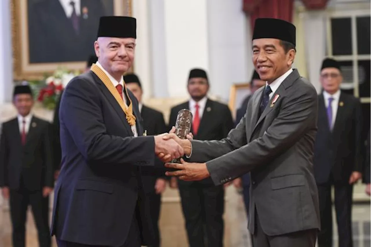 Jokowi Beri Bintang Jasa Pratama ke Presiden FIFA Gianni Infantino. Ini Alasannya