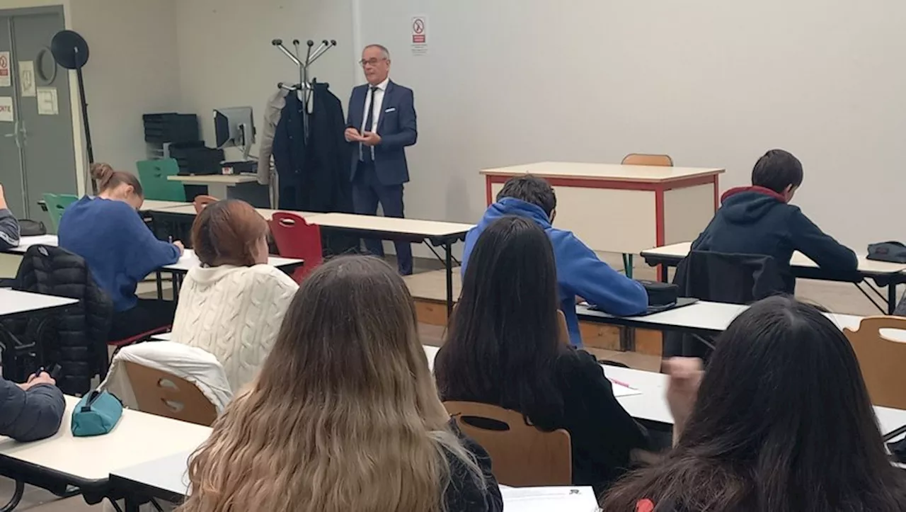 Des lycéens de Gabriel-Fauré rencontrent un sénateur pour discuter des institutions