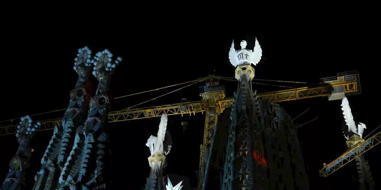 La Sagrada Família ilumina por primera vez las torres de los cuatro Evangelistas