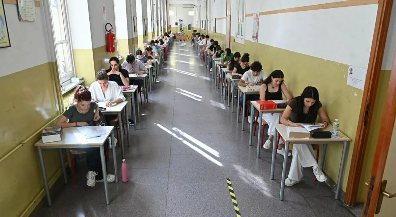 Maturità-bis dopo il ricorso di una studentessa, prendono tutti lo stesso voto (compresa lei). Gelo con i comp