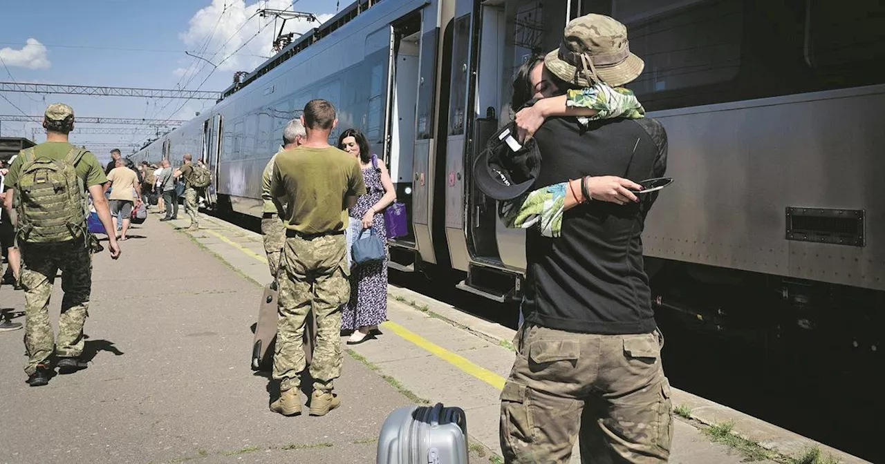 «Nous ne sommes pas militaires, mais plus tout à fait des civils»: les vies bouleversées des épouses de soldats ukrainiens