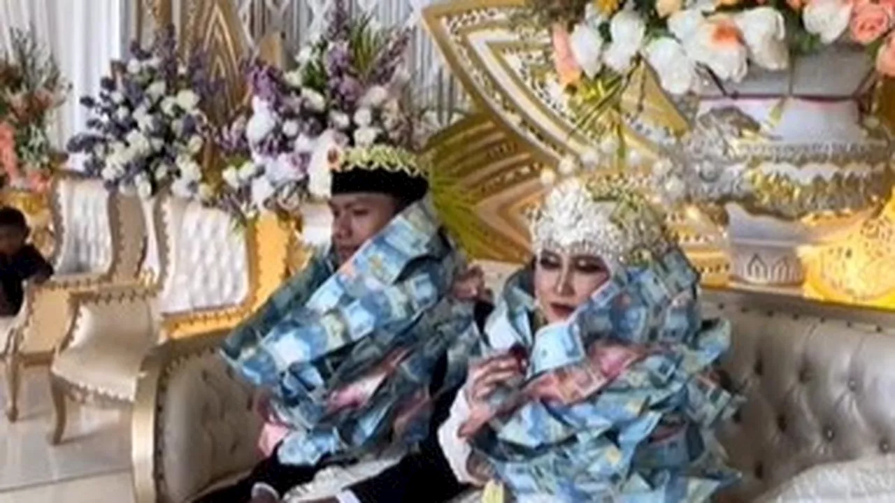 Viral Pengantin Madura Dikalungi Uang Saat Menikah, Simak Makna di Balik Tradisinya