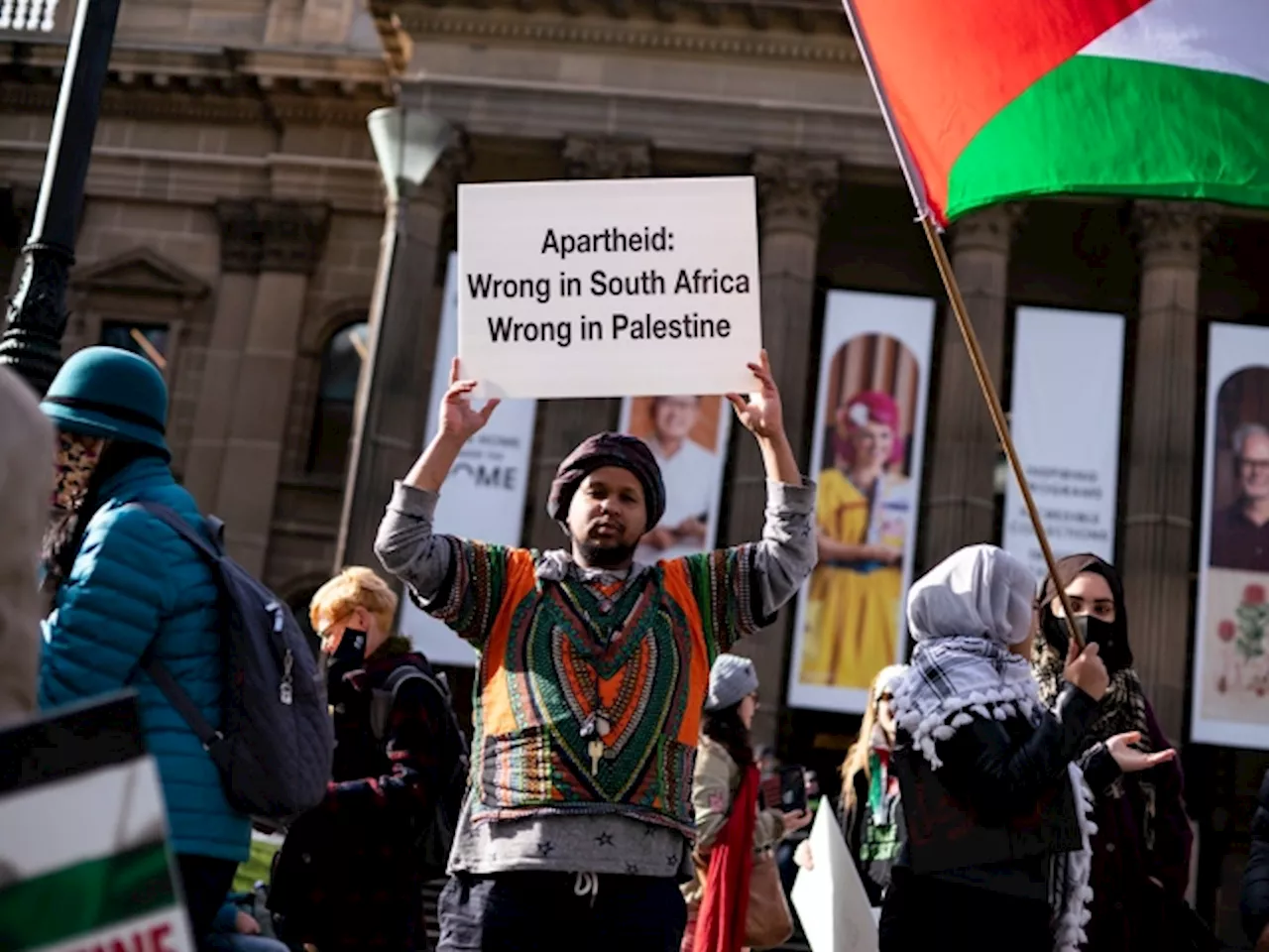 Pro-Israel Protest Clashes With Pro-Palestinian Protesters In Sea Point [Video]