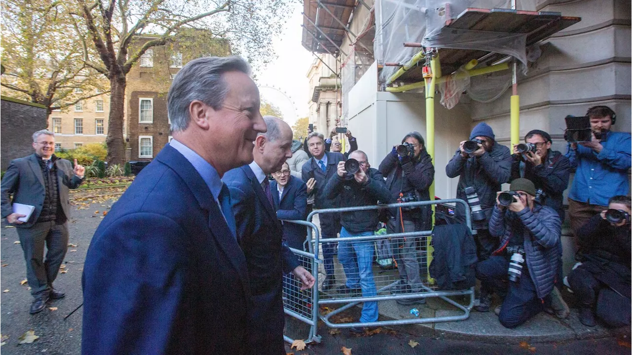 Paukenschlag in London: Cameron kehrt als Außenminister zurück