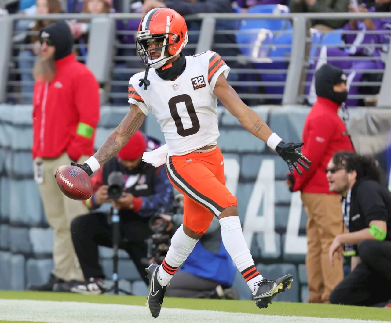 Browns' Newsome makes crucial interception in win over Ravens