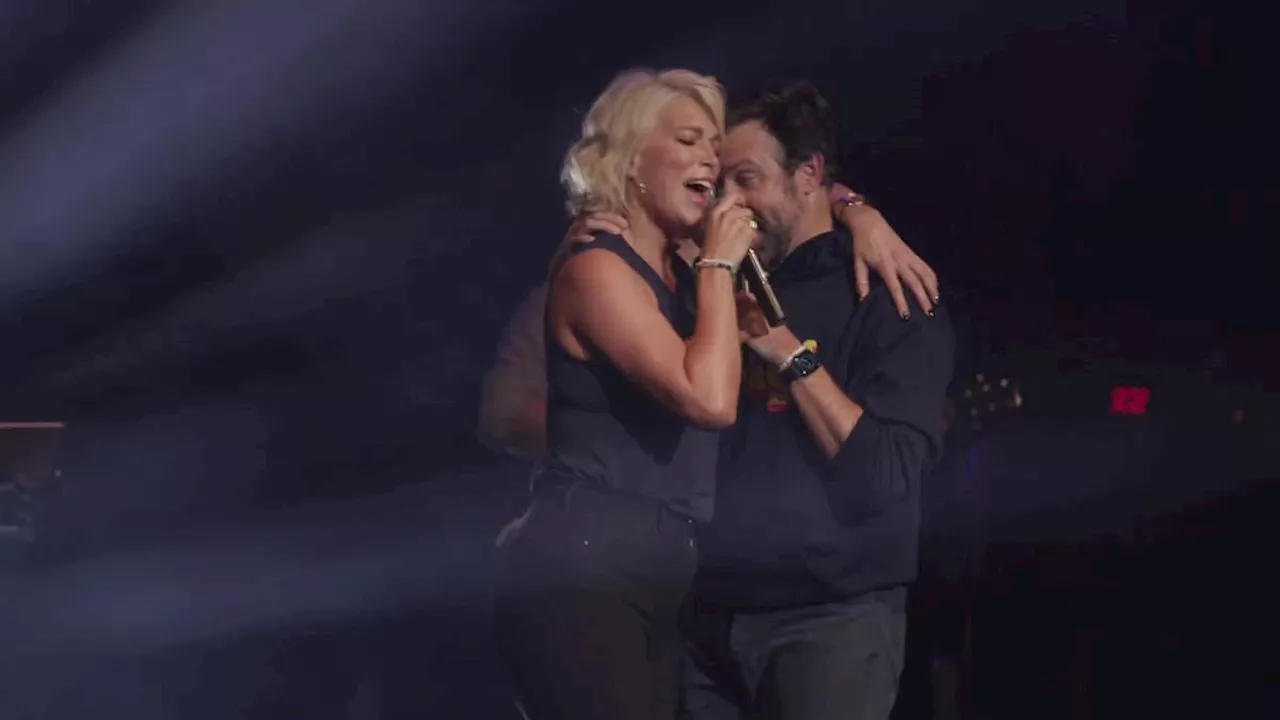 Jason Sudeikis and Hannah Waddingham Reunite for Powerful Duet at Benefit Concert