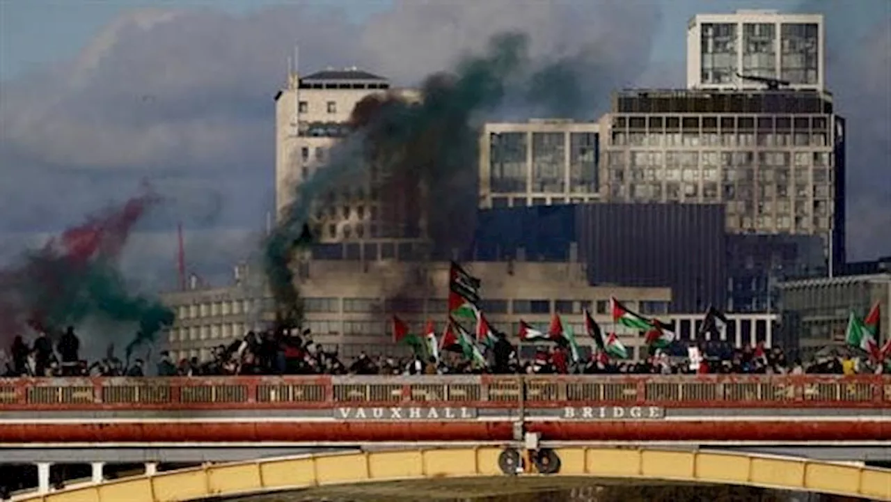 فلسطين حرة.. 3 شعارات رددها المتظاهرون أمام قادة بريطانيا