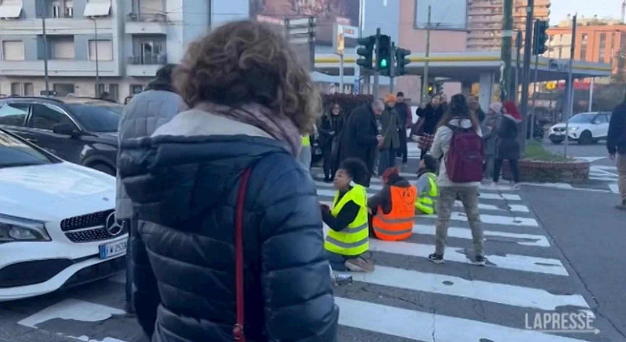 Cagliari, attivisti clima bloccano strada: 5 ragazzi in Questura