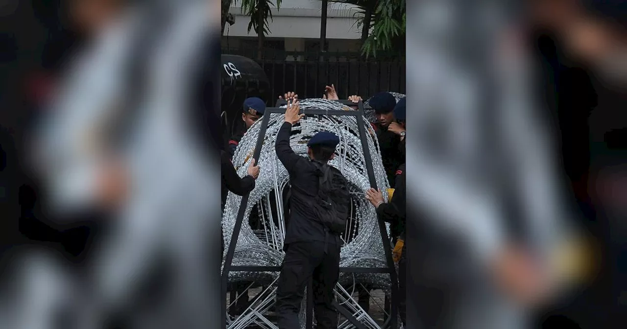 FOTO: Jelang Pengundian Nomor Urut Capres, Kantor KPU Dipasangi Pengamanan Barikade Kawat Berduri