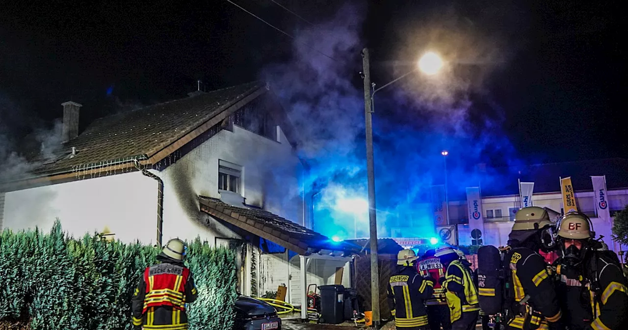 Menschen gerettet, auch eine Katze lebend gefunden, eine andere ist tot - Flammen ergreifen Bielefelder Doppelhaushälfte