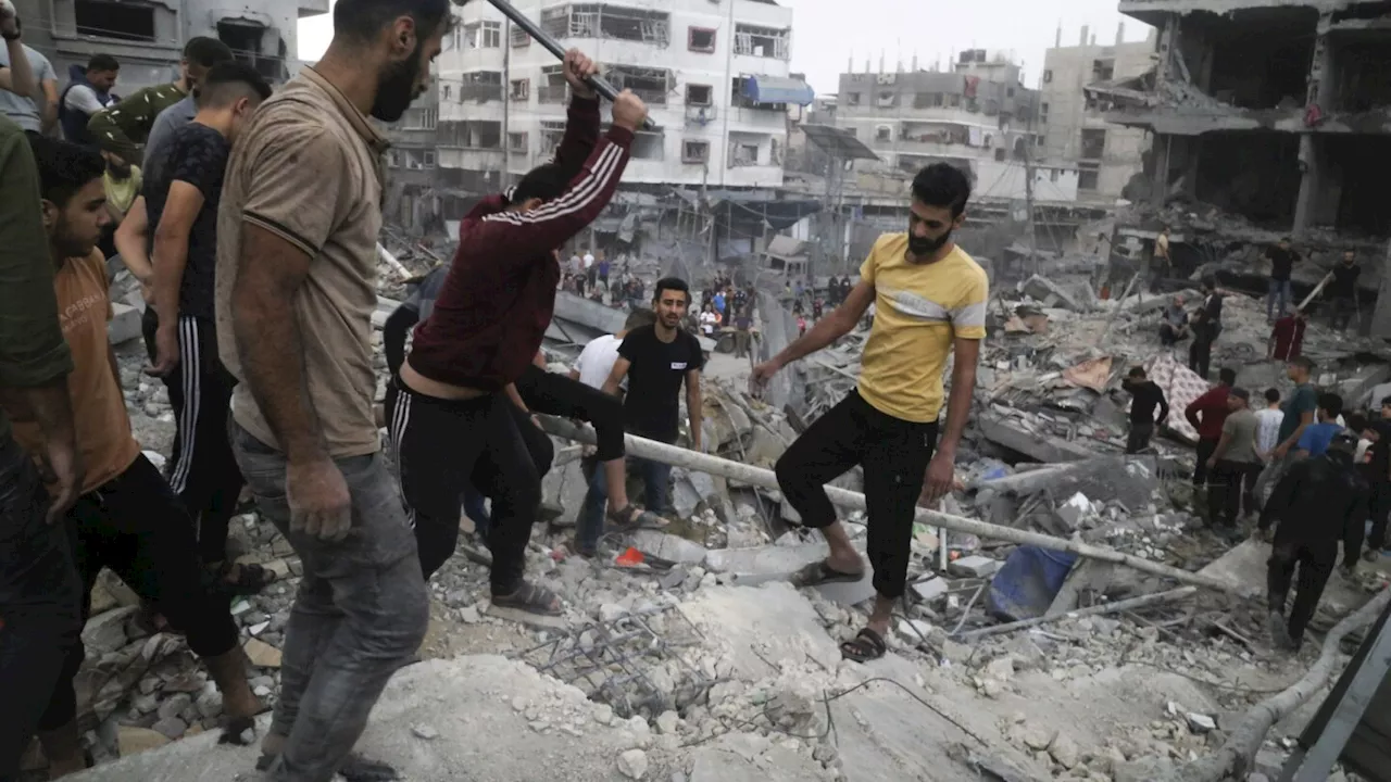 Palestinian Volunteers Cook Food for Displaced Residents in Gaza