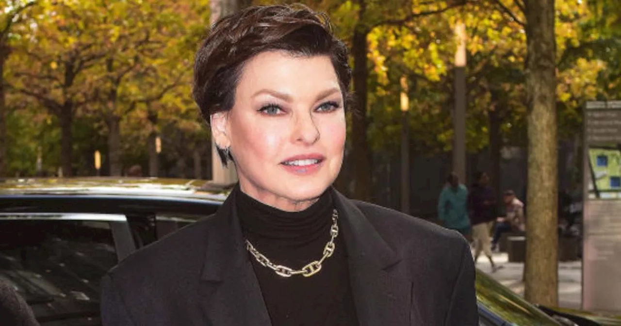 Eau salée et tisanes laxatives : Linda Evangelista évoque les régimes extrêmes qu'elle a suivis