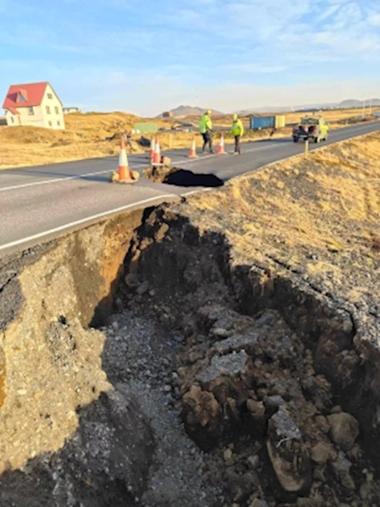 Residents briefly return to Icelandic town damaged by earthquakes