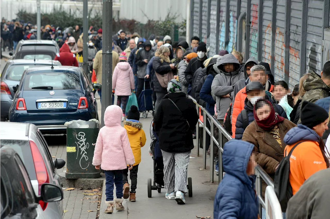 In fila per un pasto a Milano: le storie di chi è 'qui per sopravvivere'