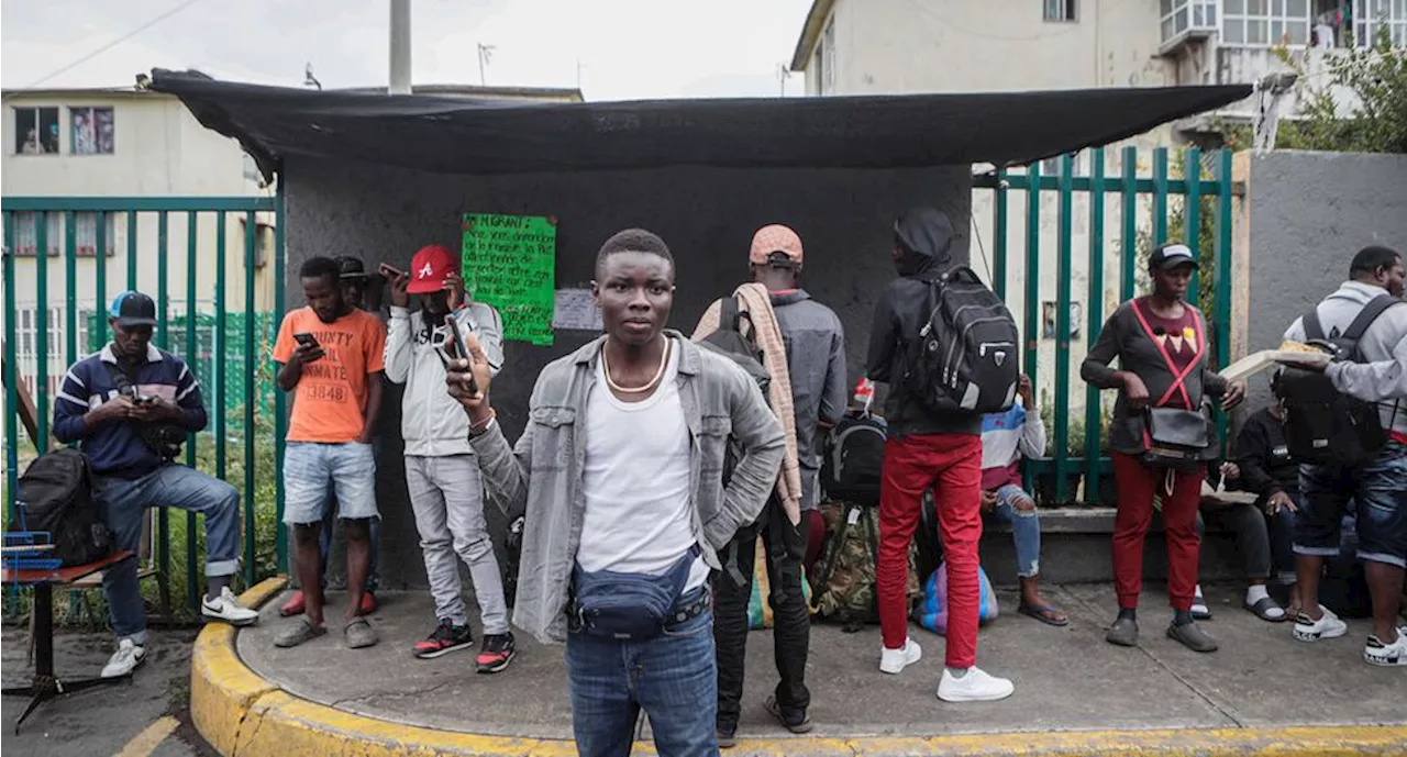 Migrantes haitianos saturan calles aledañas a albergue en Ciudad de México