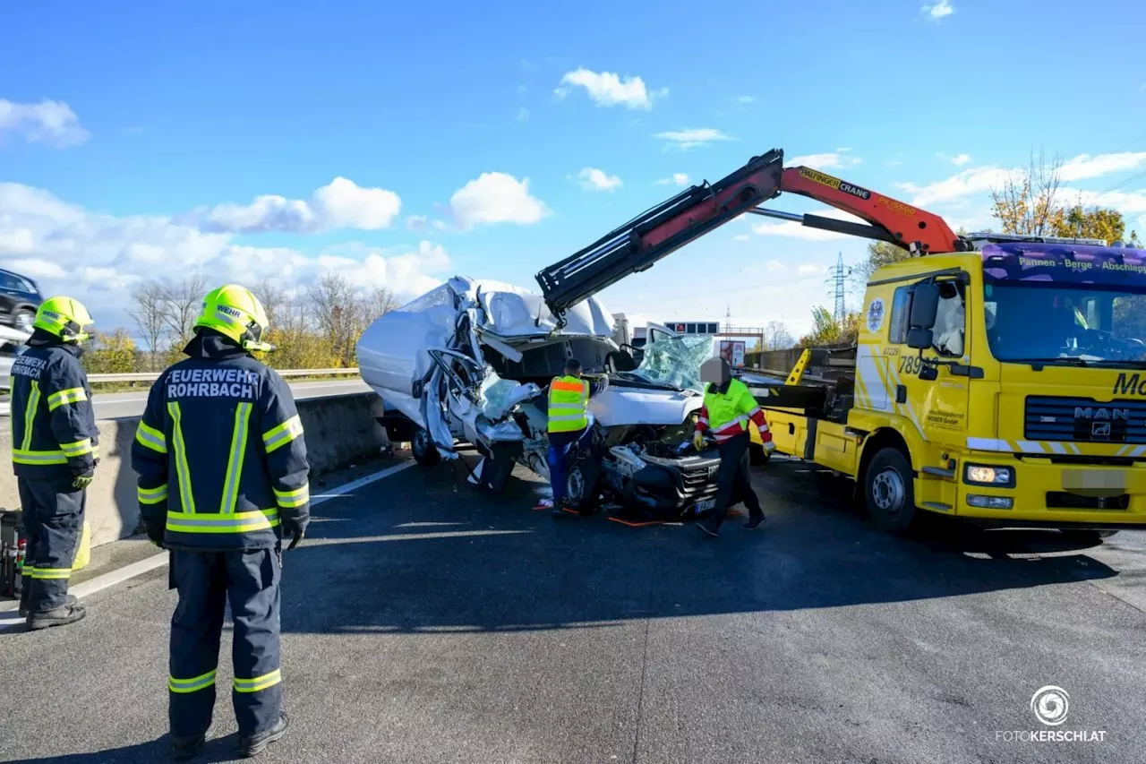 Wrackteile über Autobahn verteilt, kilometerlanger Stau