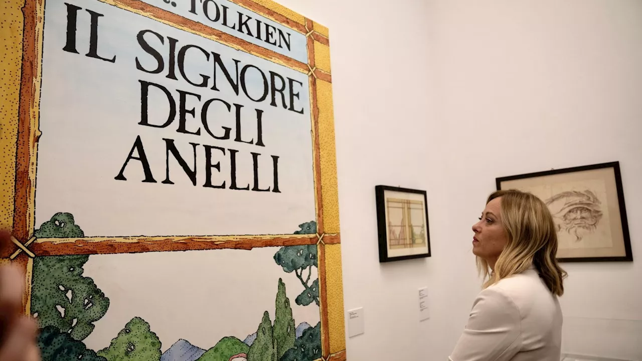 Tolkien è di tutti. Uno sguardo alla mostra in cui 'nulla può far pensare alla politica' (a parte Pino Insegn…